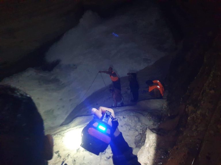 بالصور – جرفتهما الأمواج إلى مغارة.. والدفاع المدني ينقذهم!