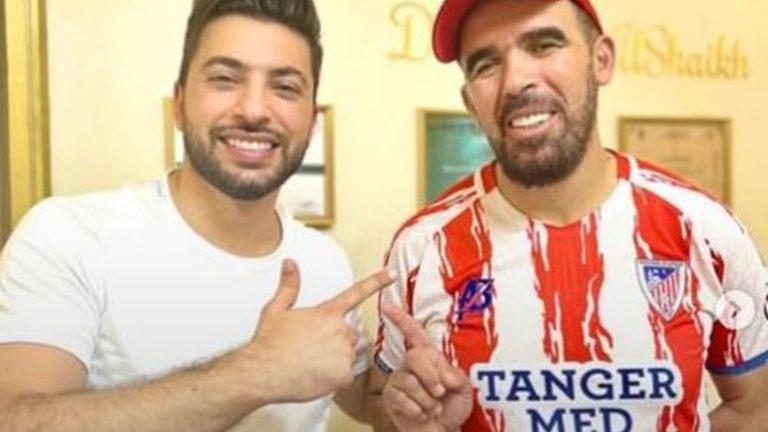 بعدما تنمروا عليه.. طبيب أردني يتبرع بزراعة الأسنان لمشجع مغربي!