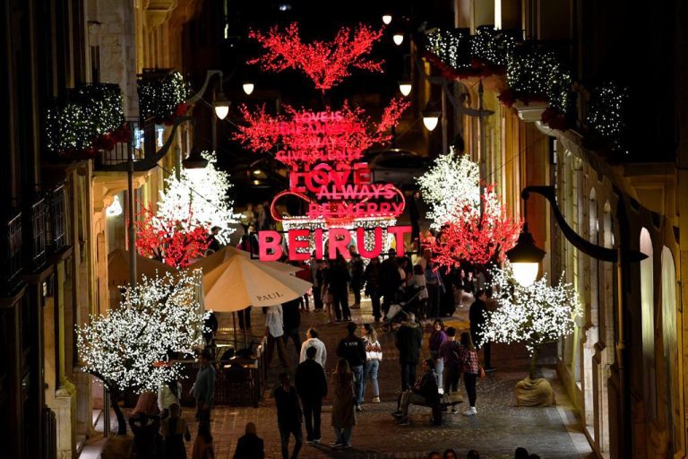رغم الضائقة الاقتصادية.. أسواق بيروت ترتدي حلّة العيد (صور)