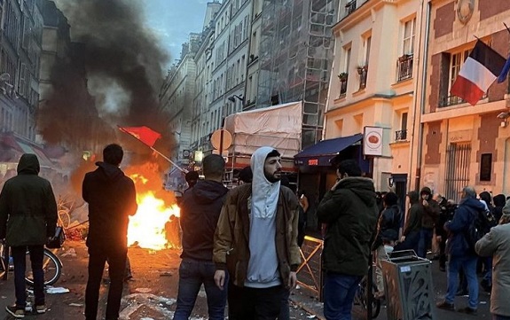 بالفيديو: بعد هجوم باريس.. اشتباكات بين الشرطة ومتظاهرين أكراد