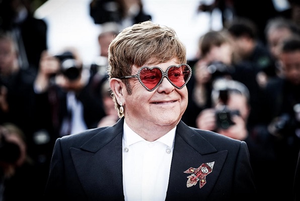 إلتون جون ينسحب من “تويتر”