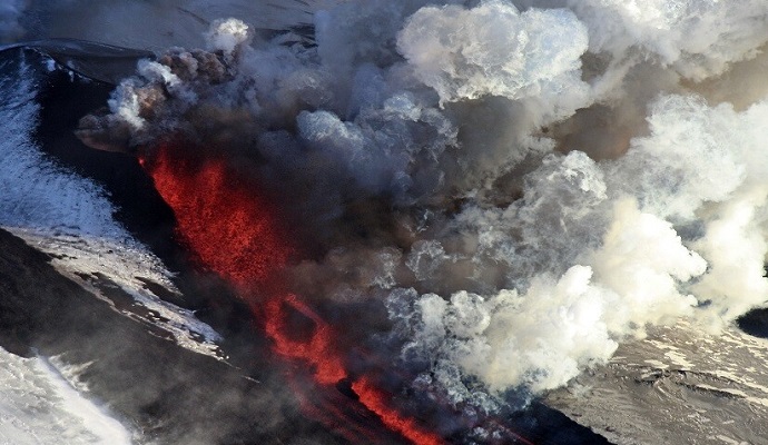 بركان روسي يقذف عموداً من الرماد ارتفاعه 4 كيلومترات