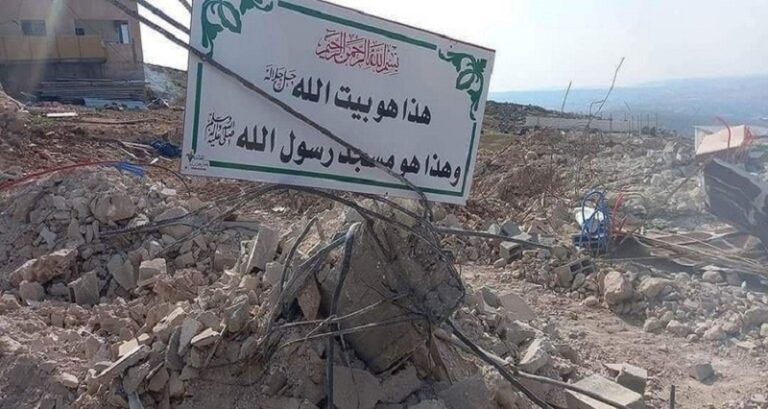 قوات الاحتلال تهدم مسجداً في الخليل