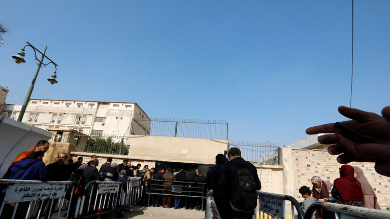 بعد 45 يوماً على دفنها: مصري يستخرج جثة زوجته من القبر.. والسبب عائلي!