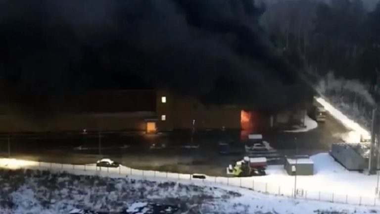 بالفيديو: الثاني بأسبوع.. حريق بمركز تجاري في موسكو