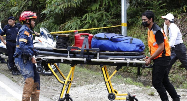 مقتل 16 سائحاً و17 مفقوداً في مخيم بماليزيا