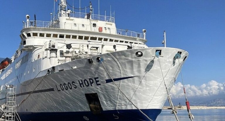 أكبر مكتبة عائمة في العالم ترسو في مرفأ بيروت