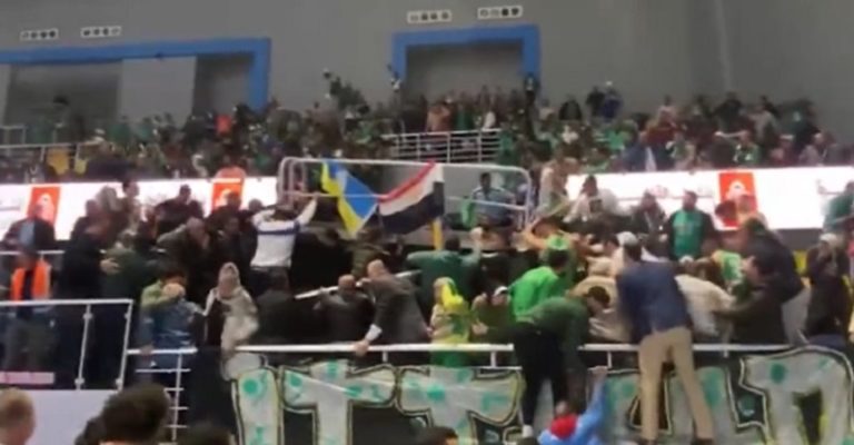 بالفيديو: لحظة سقوط مدرج بجماهير الأهلي في مصر