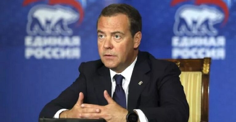 مدفيديف يقدم للغرب توقعات العام 2023