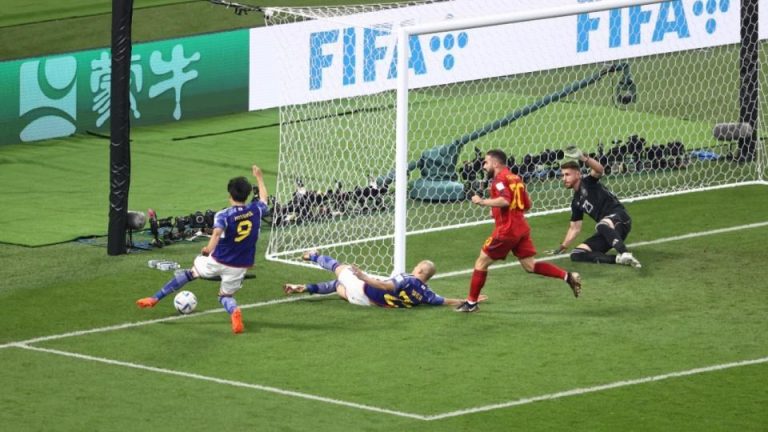 “الفيفا” يحسمها رسميًّا: الكرة لم تخرج من الملعب!