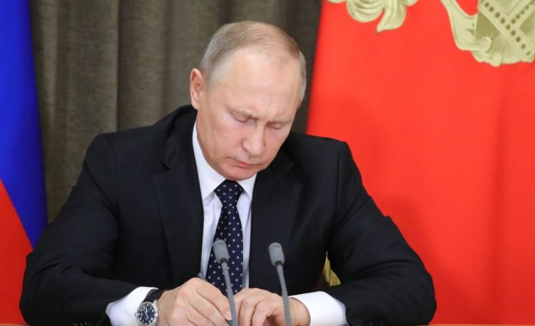 بوتين وقع حزمة من القوانين تحظر الدعاية للمثلية في روسيا