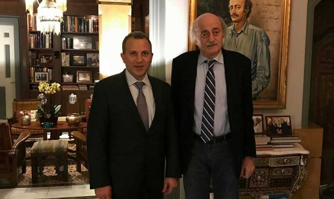 غموض حول التفاصيل: لقاء جنبلاط وباسيل عند صديق مشترك؟