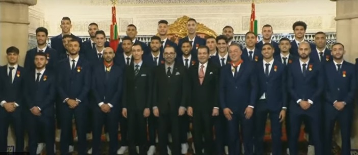 العاهل المغربي يمنح “أسود الأطلس” وسام العرش