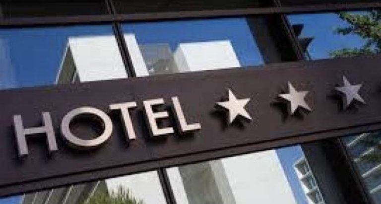 اتحاد نقابات عمال الفنادق: لدفع الرواتب بالدولار