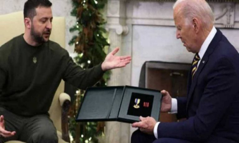 زيلينسكي يقدم لبايدن “هدية” من ضابط عسكري
