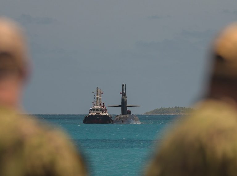واشنطن توجه “رسالة للخصوم” عبر غواصة نووية أميركية