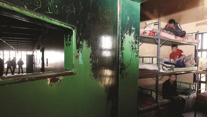 قاصرون وقاصرات في السجون: “تأهيل” ليصبحوا “مجرمين”