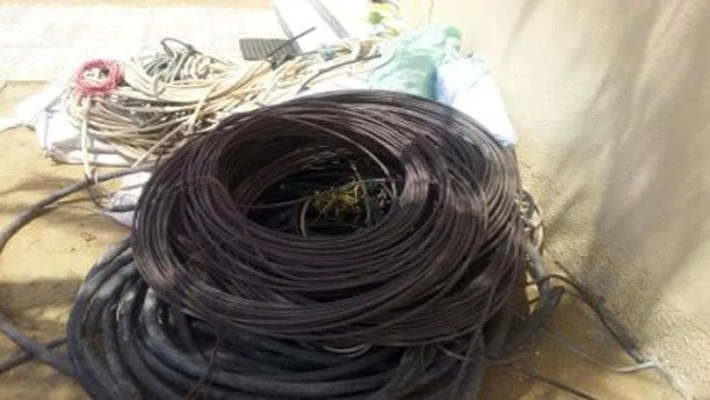 ضبط أسلاك كهربائية مقطعة بقيمة 10 الاف دولار… وفرار الفاعلين