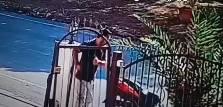 بالفيديو: وضع باباً حديدياً لحماية منزله.. فسرقوا الباب!