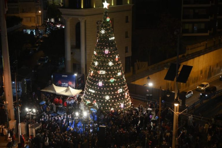 بالصور ـ إضاءة شجرة الميلاد في الأشرفية