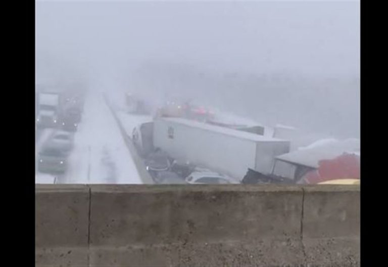 بالفيديو – إرتطام 46 سيارة وشاحنة في حادث مروع!