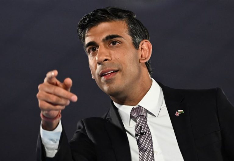 بالفيديو – رجل مشرد “يحرج” رئيس وزراء بريطانيا.. وإنتقادات حادة!