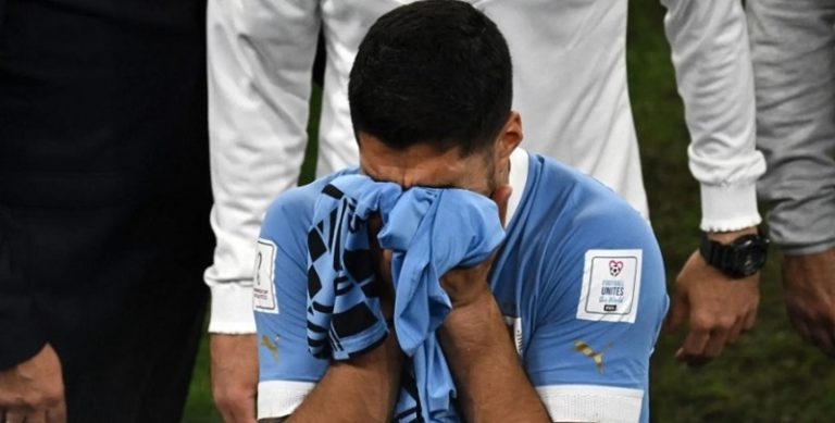 بالصور: سواريز يبكي بحرقة