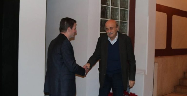 جنبلاط يبحث المستجدات مع هيل