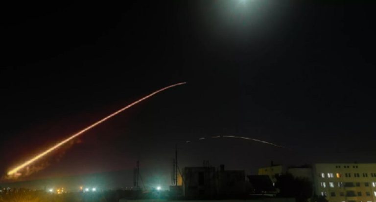 بالفيديو: الدفاعات السورية تتصدى لعدوان إسرائيلي.. وإصابة عسكريَين