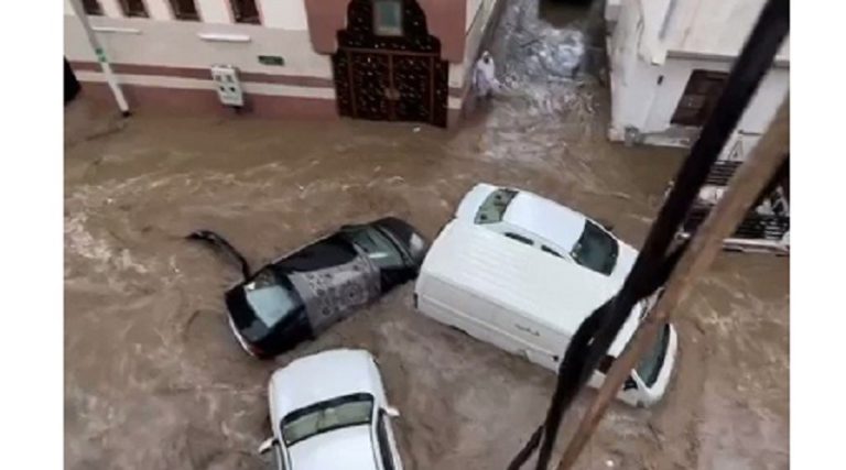 بالفيديو: سيول جارفة في مكة.. والأمطار تصاحب المعتمرين