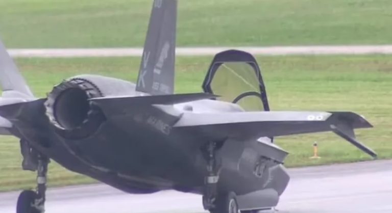 أغلى مقاتلة أميركية تنهار في اليابان.. وفتح تحقيق عاجل