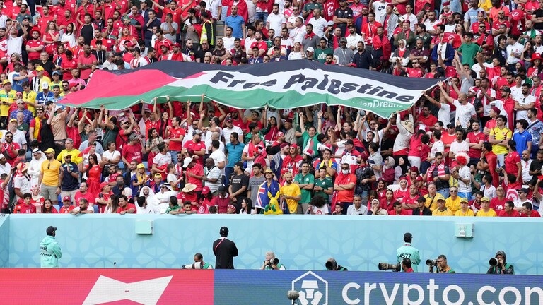 بالفيديو.. مشجعو إنكلترا يصدمون مراسل قناة إسرائيلية