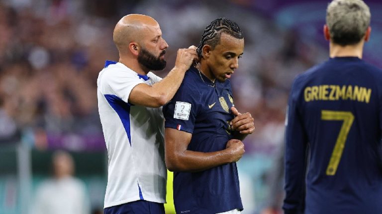 ديشامب: كوندي يؤمن بالخرافات وخالف القانون خلال مباراة بولندا