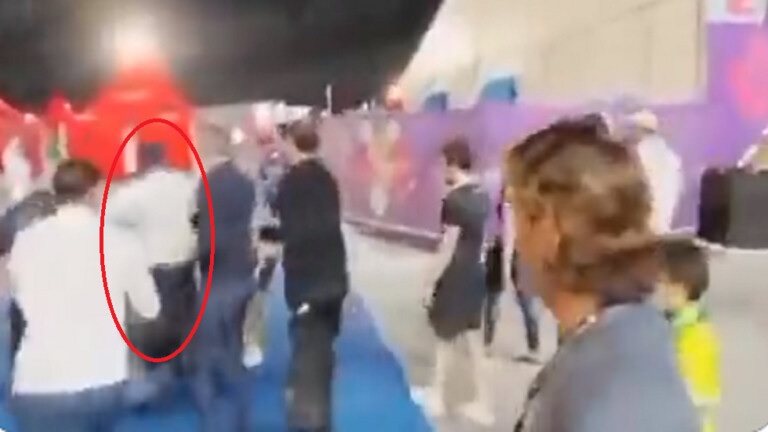 بالفيديو.. اعتداء صامويل ايتو على مشجع جزائري