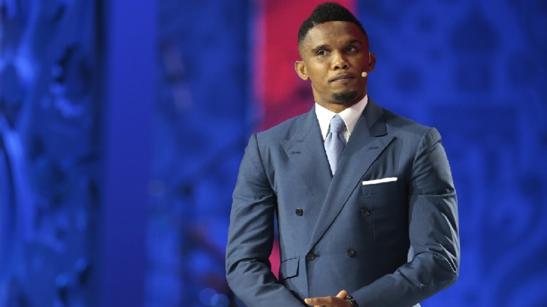 بالفيديو.. هل يُعتقل صامويل إيتو في قطر بعد اعتدائه على مشجع جزائري؟