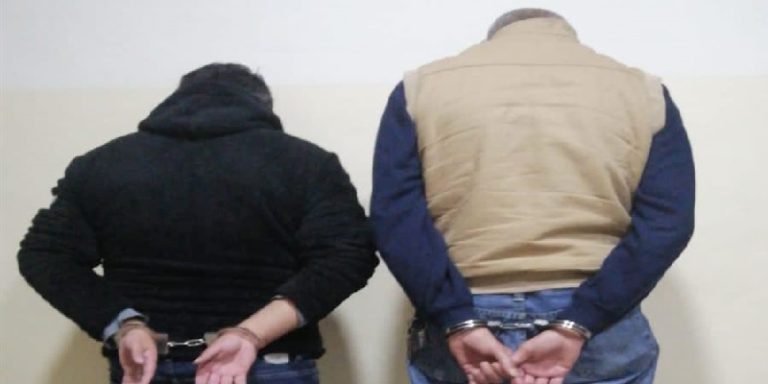 يبيعان طوابع مزوّرة بأسعار خيالية.. هذا ما حل بهما!