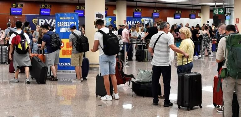 في حيلة “مبتكرة”.. فرار مهاجرين من طائرة هبطت اضطراريا