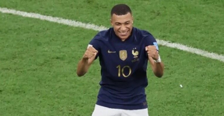 بالصورة:مبابي يسخر بضحكة صاخبة بعد إضاعة كين لركلة جزاء