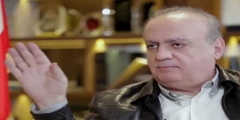 وهاب يردّ مجدداً على منصور: “دعوست القاضي يلّي متلك يا بسين”!