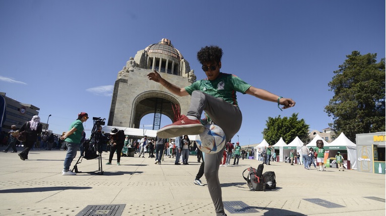 بالفيديو.. مشجع عربي يعتذر من والدته بسبب المونديال.. اليكم التفاصيل