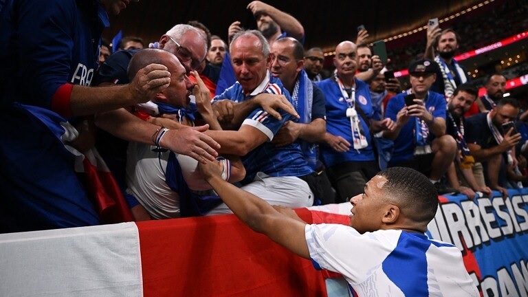 مبابي يعتذر لمشجع بعد اصطدام الكرة به