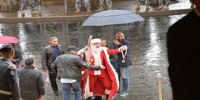 بطريقته المعهودة.. ميلاد أبو ملهب يحضر جلسة انتخاب الرئيس بزيّ “بابا نويل” (صور)