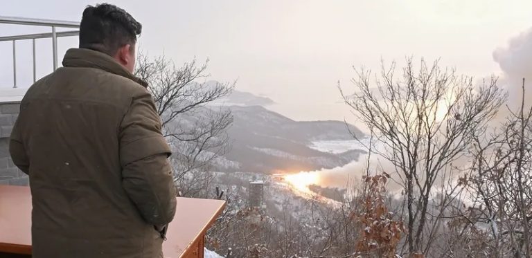 كوريا الشمالية تطلق صاروخا بالستيا جديدا