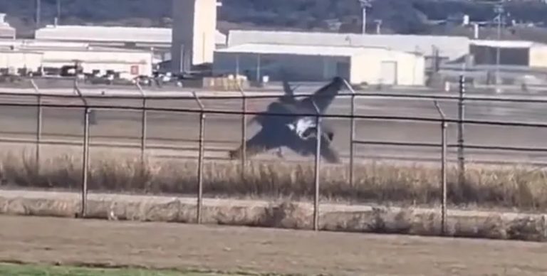 بطريقة غريبة.. فيديو يرصد تحطم أغلى طائرة حربية