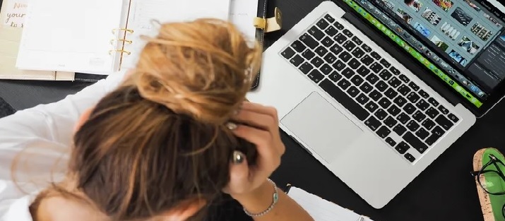 فقدت وظيفتها بسبب “تناول الطعام”.. والتعويض بعد سنوات