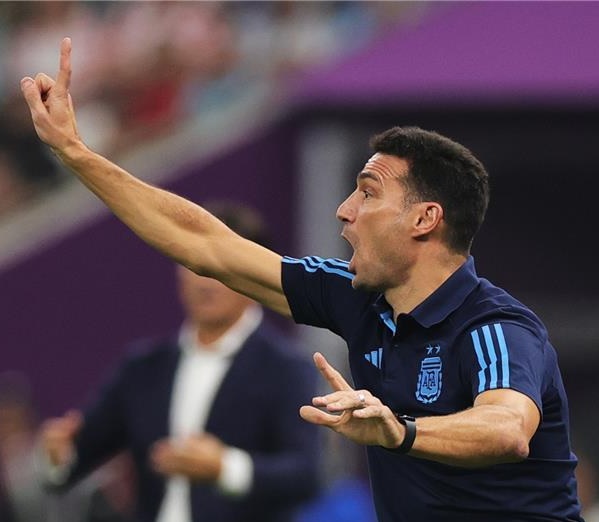 سكالوني يدافع عن مبابي