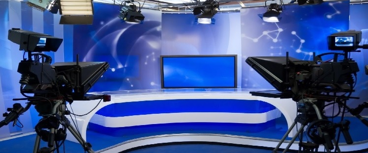 مذيعة لبنانية ترقص بعفوية… ومتابع يغازلها: ” كتيييير مهضومي يا نحيلة” (فيديو)