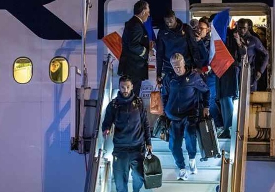 وصول منتخب فرنسا الى باريس بعد خسارة نهائي المونديال