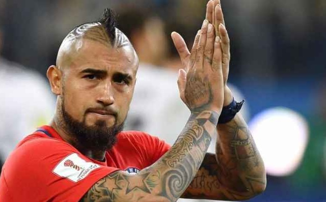 فيدال يهنئ ميسي ويرد على مبابي