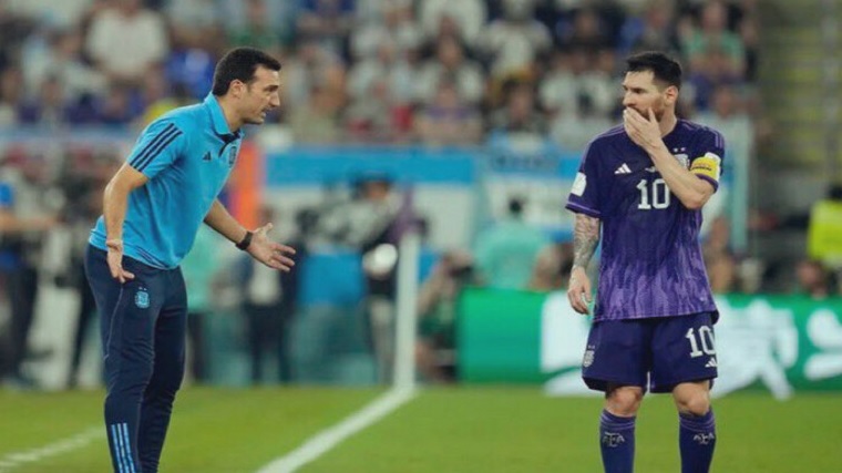 بالفيديو.. حديث مثير للجدل بين ميسي وسكالوني عنوانه مصير بولندا والمكسيك